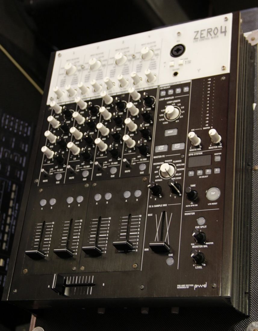 Korg Zero 4 Mixer 4 Canali e Controller Firewire per DJ con Valigetta ...