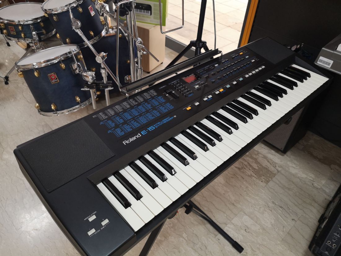 Roland E15 Intelligent Synthesizer Tastiera 61 tasti