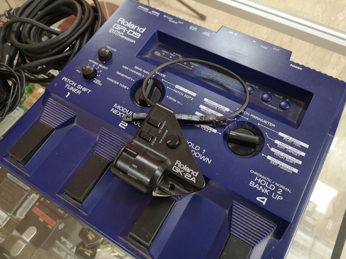 Roland GR09 GK2A GKC5 Guitar synthesizer con pickup esafonico e cavo midi Usato Banco