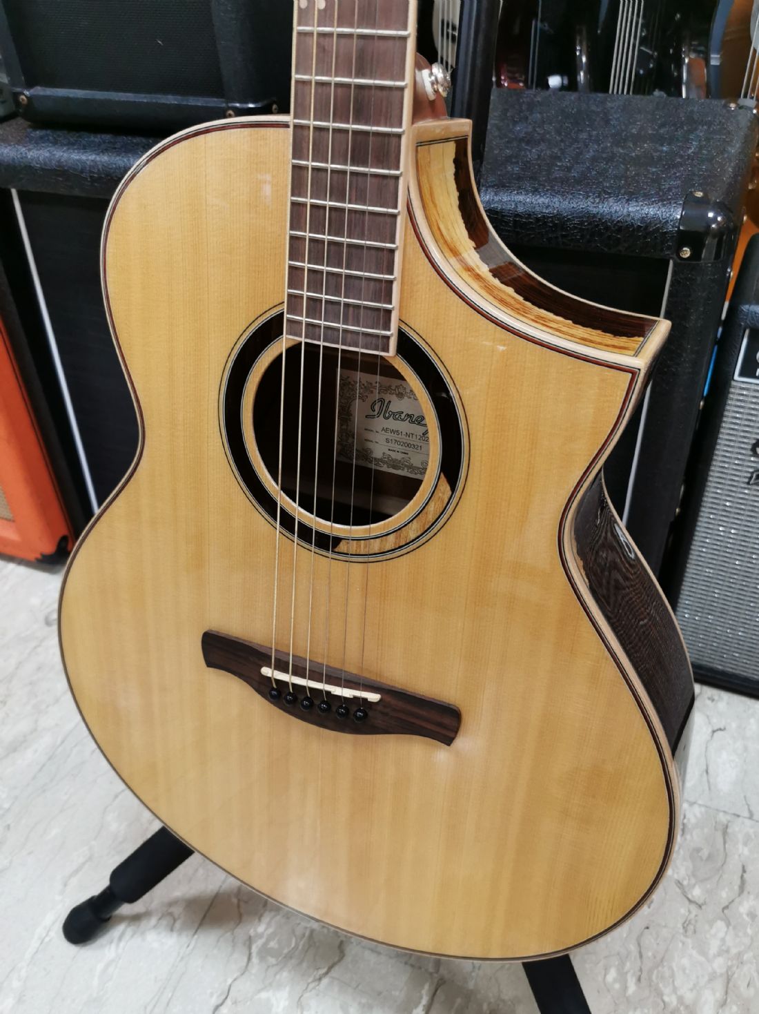 Chitarra Acustica 4/4 Spalla Mancante Nera Cutaway – Con Plettri In Omaggio – Offerta