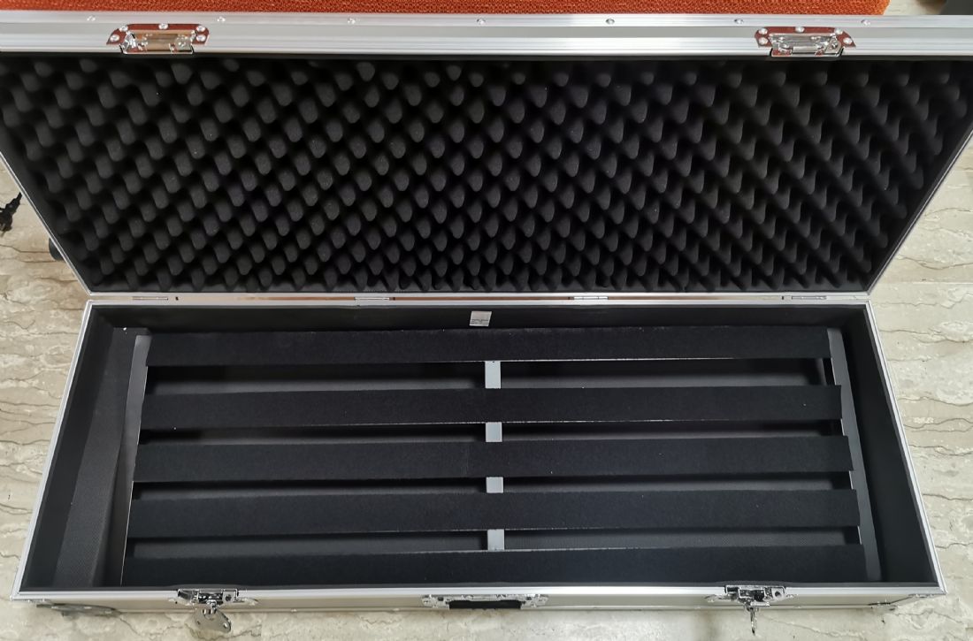 Pedaltrain Terra 42 Tourcase Case rigido con ruote e pedalboard in