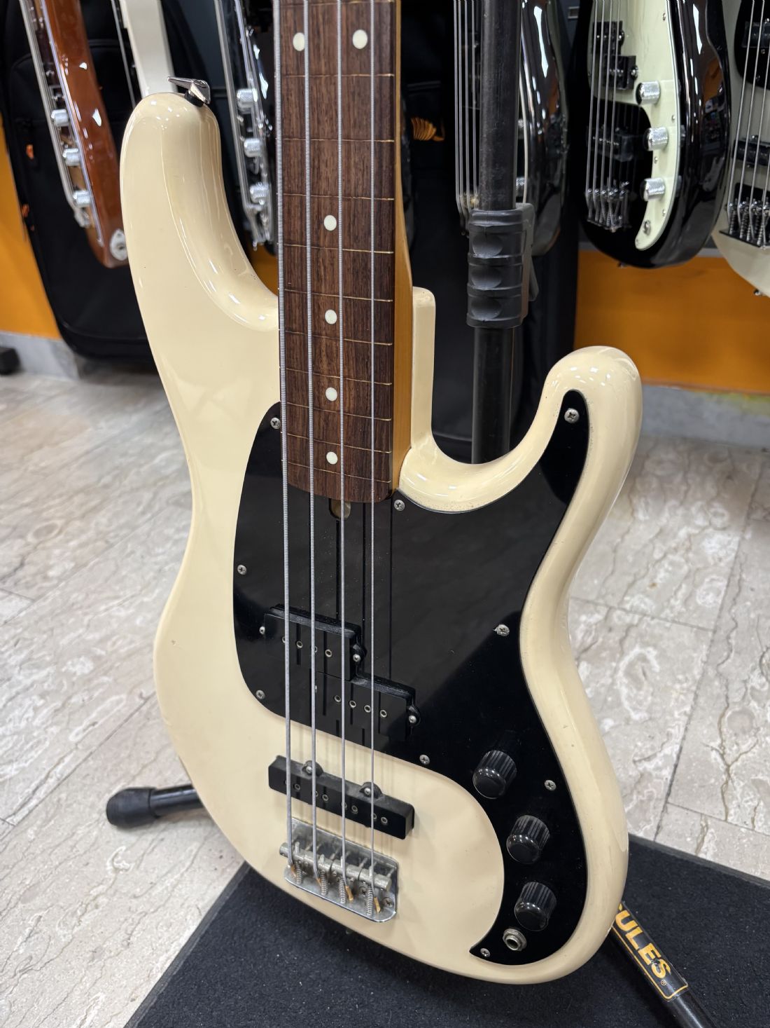 Ibanez Roadstar II Fretless Bass Basso elettrico 4 corde - Made In