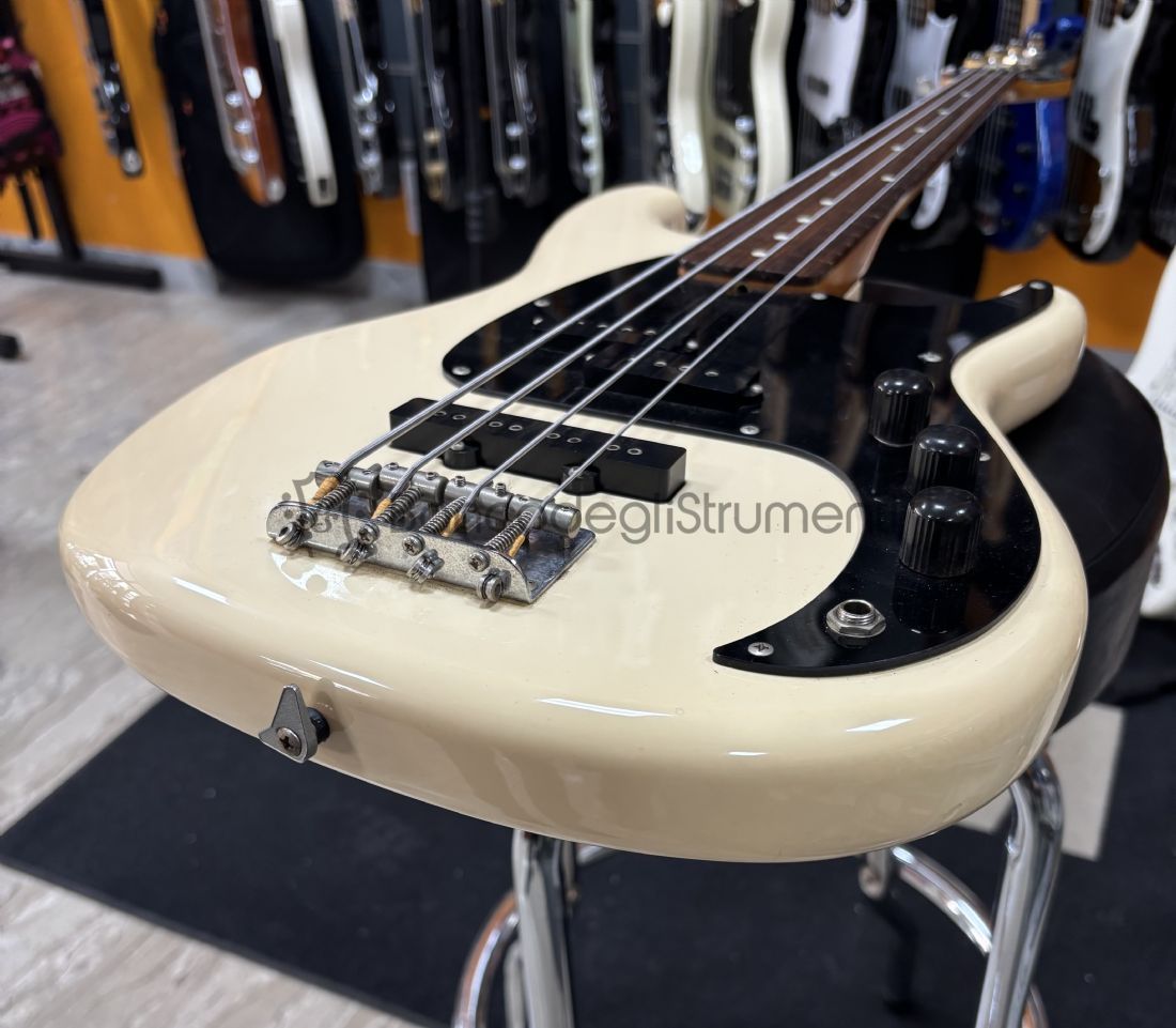 Ibanez Roadstar II Fretless Bass Basso elettrico 4 corde - Made In